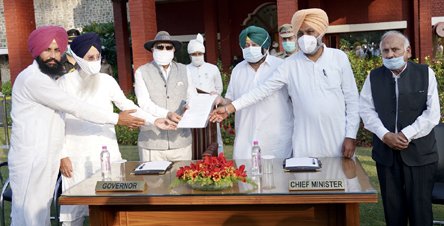 ਭਾਜਪਾ ਨੂੰ ਛੱਡ ਕੇ ਸਮੂਹ ਪਾਰਟੀਆਂ ਦੇ ਆਗੂ ਮੁੱਖ ਮੰਤਰੀ ਦੀ ਅਗਵਾਈ ’ਚ ਰਾਜਪਾਲ ਨੂੰ ਮਿਲੇ