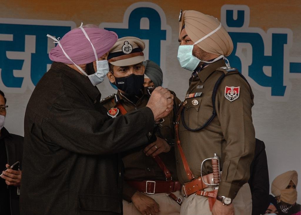 ਮੁੱਖ ਮੰਤਰੀ ਕੈਪਟਨ ਅਮਰਿੰਦਰ ਸਿੰਘ ਵੱਲੋਂ ਗਣਤੰਤਰ ਦਿਵਸ ਸਮਾਰੋਹ ਦੌਰਾਨ ਏਆਈਜੀ ਖੱਖ ਦਾ ਮੈਡਲ ਨਾਲ ਸਨਮਾਨ