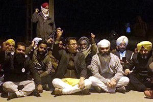 विधायक अमन अरोड़ा ने वार्ड नंबर 14 से आप उम्मीदवार का नामांकन रद्द किए जाने के रोषपूर्वक एसडीएम कार्यालय समक्ष दिया धरना