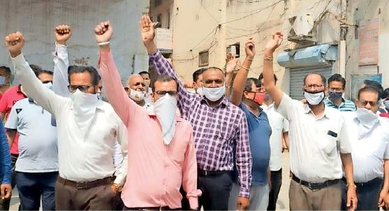 कैप्टन सरकार द्वारा कोरोना संबंधी जारी नई हिदायतों से गुस्साए व्यापारियों ने एसडीएम कार्यालय समक्ष किया प्रदर्शन