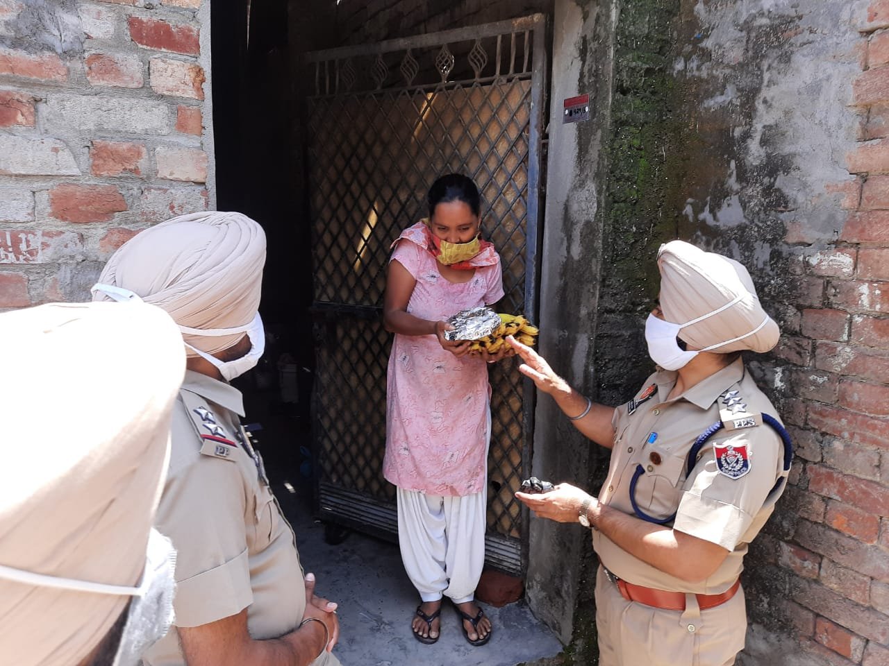 COVID-19 affected families thanking Punjab Government as Police starts delivering meals at their doorsteps
