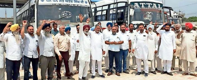 सरकार द्वारा सूबे की महिलाओं को सरकारी बसों में मुफ्त सफर की सुविधा दिए जाने से प्राईवेट बस आप्रेटरों का धंधा चौपट