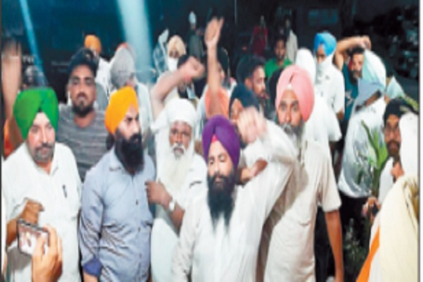 ਤਰਨਤਾਰਨ “ਚ ਆਪ” ਤੇ ਕਾਂਗਰਸੀ ਵਰਕਰਾਂ ਵਿਚਕਾਰ ਝੜਪ ਦੌਰਾਨ ਚੱਲੀ ਗੋਲੀ,ਤਣਾਅ ਪੂਰਨ ਹੋਇਆ ਮਾਹੌਲ
