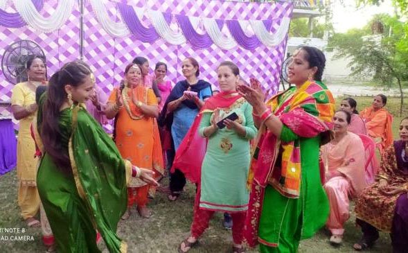 तीज का त्योहार मनाने पहुंची भाजपा महिला नेता मीना खोखर का विरोध करने पहुंचे किसानों ने प्रोग्राम स्थल के बाहर दो घंटे दिया धरना