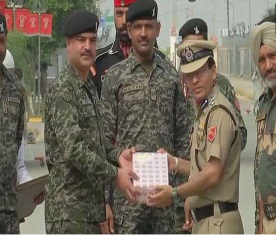 ਆਜ਼ਾਦੀ ਦਿਵਸ ‘ਤੇ ਭਾਰਤ ਦੇ ਜਵਾਨਾਂ ਨੇ ਸਰਹੱਦ ‘ਤੇ ਪਾਕਿ ਰੇਂਜਰਾਂ ਨੂੰ ਮਠਿਆਈਆਂ ਵੰਡ ਕੇ ਖੁਸ਼ੀ ਕੀਤੀ ਸਾਂਝੀ
