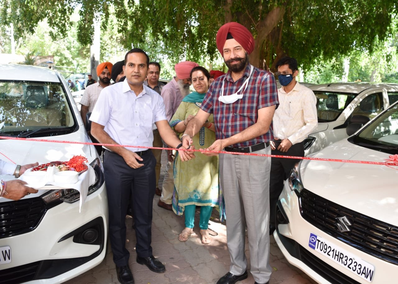 सूचना एवं लोक संपर्क विभाग के सचिव और कमिश्नर ने लोक संपर्क अधिकारियों को सौंपे नए वाहन