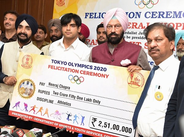 स्वर्ण पदक विजेता नीरज चोपड़ा का 2.51 करोड़ और पैरा एशियन खेलों के कांस्य पदक विजेता गुरलाल सिंह का 50 लाख रुपए से सम्मान