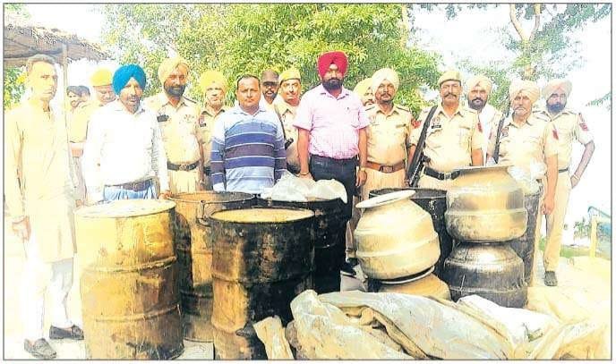 ਐਕਸਾਈਜ਼ ਵਿਭਾਗ ਫ਼ਿਰੋਜ਼ਪੁਰ ਅਤੇ ਤਰਨ ਤਾਰਨ ਨੇ ਸ਼ਰਾਬ ਤਸਕਰਾਂ ਖਿਲਾਫ਼ ਬੋਲਿਆ ਹੱਲਾ,ਦੇਸੀ ਸ਼ਰਾਬ ਅਤੇ ਹਜਾਰਾਂ ਲੀਟਰ ਲਾਹਣ ਬਰਾਮਦ