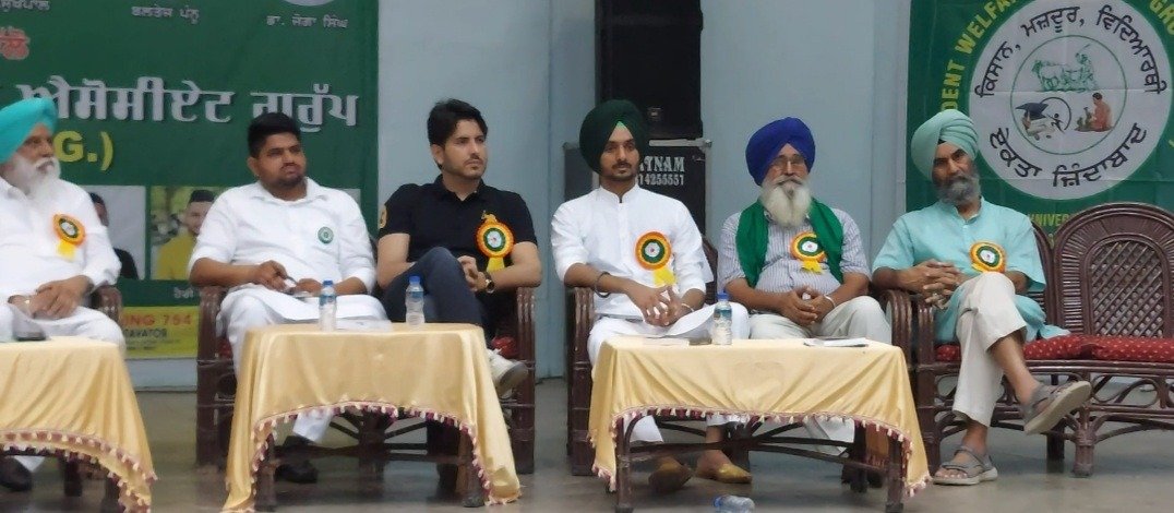 ਕਿਸਾਨ-ਮਜ਼ਦੂਰ ਮਹਾਂਸੰਮੇਲਨ ਵਿੱਚ ਪਹੁੰਚੇ ਕਿਸਾਨ ਆਗੂ ਸਰਦਾਰ ਬਲਬੀਰ ਸਿੰਘ ਰਾਜੇਵਾਲ ਅਤੇ ਹੋਰ ਪੰਜਾਬੀ ਗੀਤਕਾਰ