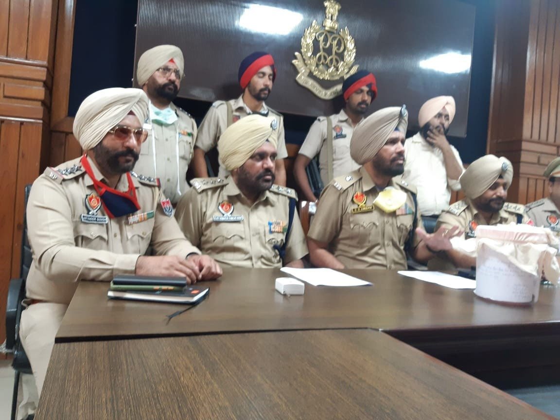 ਪੁਲਿਸ ਨੇ ਸ਼ਹਿਰ ਵਿਚ ਦੁਕਾਨ ਵਿਚ ਰਾਤ ਦੇ ਸਮੇਂ ਬਲਾਸਟ ਕਰਨ ਅਤੇ ਕਾਰ ਨੂੰ ਅੱਗ ਲਗਾਉਣ ਦਾ ਮਾਮਲਾ ਸੁਲਝਾਇਆ