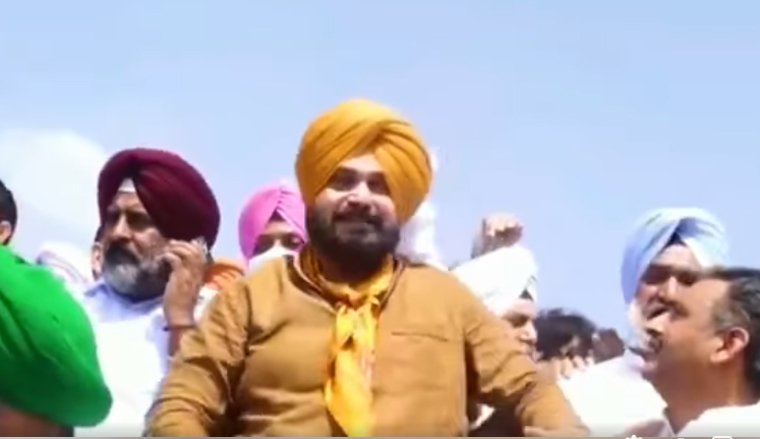 फिर विवादों में घिरे नवजोत सिंह सिद्धू , ताश में आकर कही विवादित बातें