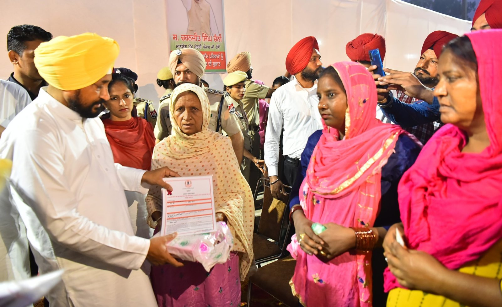 दिवाली के शुभ अवसर पर मुख्यमंत्री चन्नी ने बसेरा स्कीम अधीन झुग्गी झौंपड़ियों में जीवन बसर कर रहे 269 लाभार्थीयों को चमकौर सहिब में मालिकाना हक दिए, मुख्यमंत्री 6 नवंबर को बेला-पन्याली पुल का रखेंगे नींव पत्थर