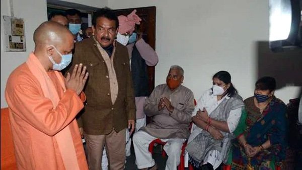 टेढ़ापन कमांडर पृथ्वी के घर पहुँचे CM योगी, 50 लाख और नौकरी देने का किया ऐलान