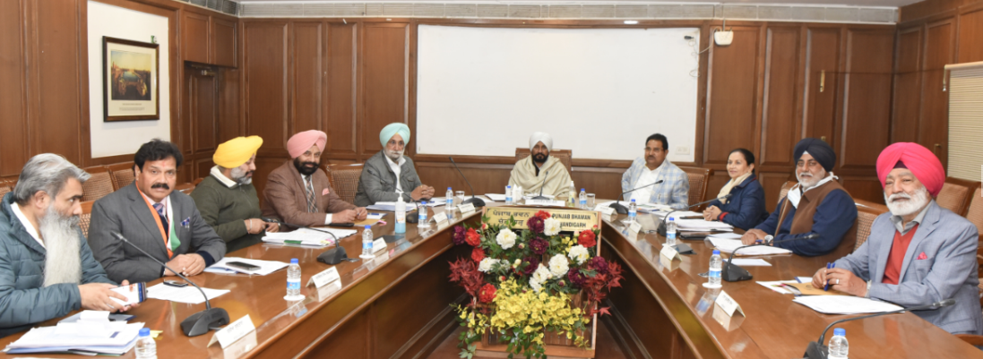 ਪੰਜਾਬ ਦੇ ਮੁੱਖ ਮੰਤਰੀ ਚਰਨਜੀਤ ਸਿੰਘ ਚੰਨੀ ਸ਼ੁੱਕਰਵਾਰ ਨੂੰ ਪੰਜਾਬ ਭਵਨ ਵਿਖੇ ਮੰਤਰੀ ਮੰਡਲ ਦੀ ਮੀਟਿੰਗ ਦੀ ਪ੍ਰਧਾਨਗੀ ਕਰਦੇ ਹੋਏ