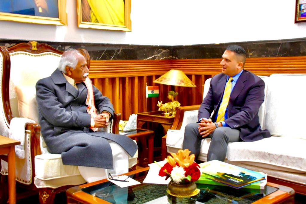 पंजाब इन्फोटेक के चेयरमैन ने हरियाणा राजभवन चंडीगढ़ में हरियाणा के राज्यपाल को कॉफी टेबल बुक ‘सोहना पंजाब’ भेंट की