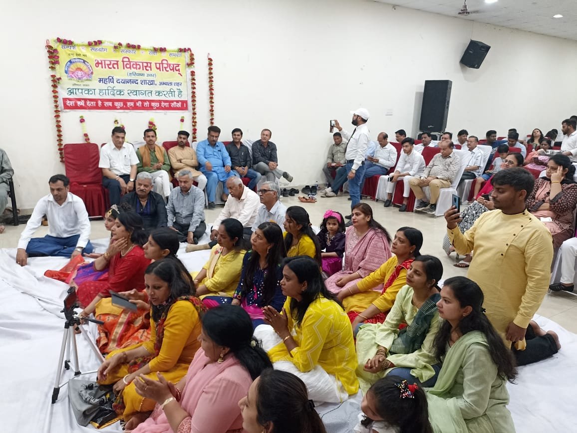 भारत विकास परिषद परिवार ने अम्बाला क्लब में मनाई फूलों की होली