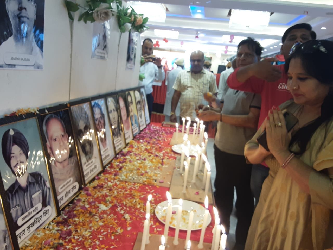 भगत सिंह , राजगुरू और सुखदेव के साथ शहीद हुए वीर सपूत का चित्र देखकर भावुक हुए परिजन आम आदमी पार्टी की ओर से एक शाम शहीदों के नाम कार्यक्रम का आयोजन