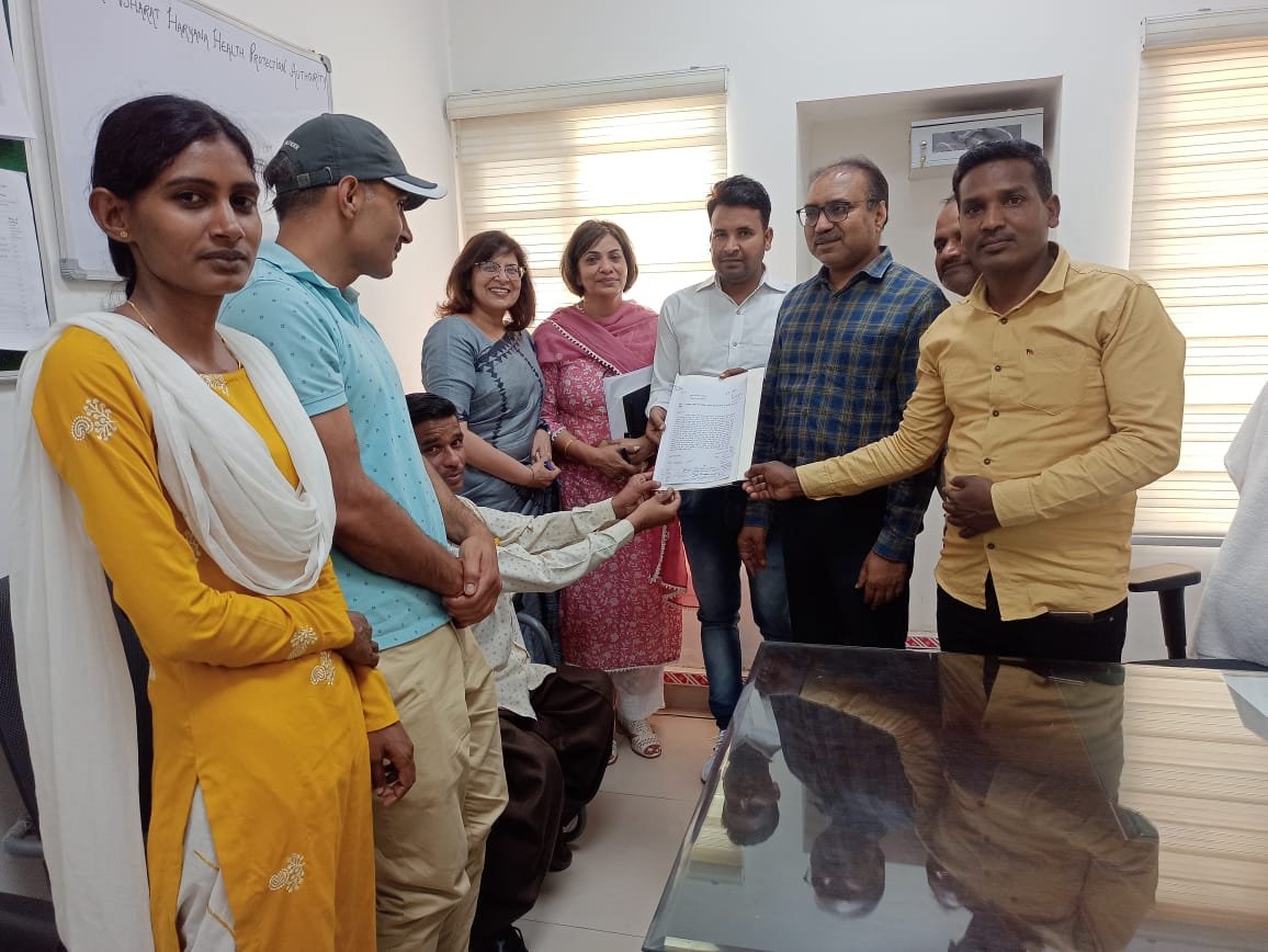 स्वास्थ्य आयुष्मान मित्रों ने स्वास्थ्य कर्मचारी संघ के बैनर तले कौशल रोजगार निगम में शामिल बारे दिया ज्ञापन