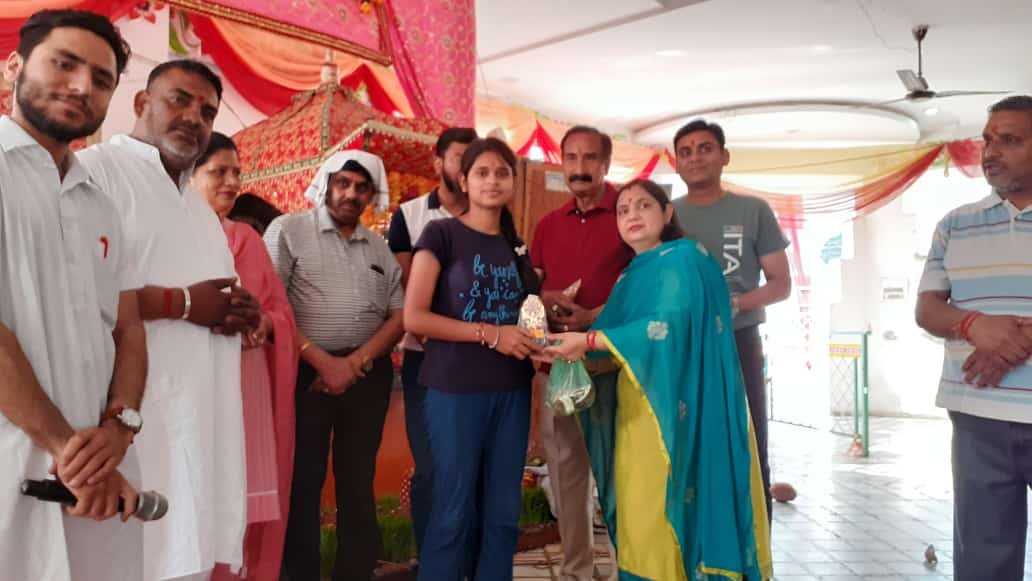 नव कुंडीय महायज्ञ के साथ श्रद्धालुओं को मिला रिद्धि सिद्धि का दान