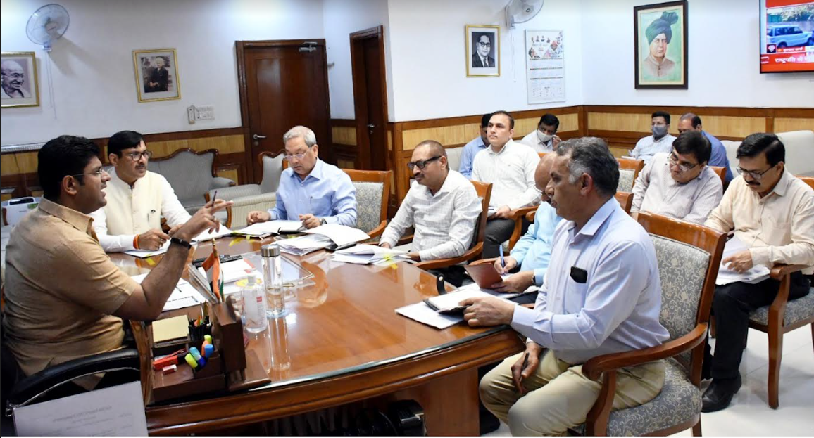 हरियाणा के उपमुख्यमंत्री श्री दुष्यंत चौटाला चंडीगढ़ में मनरेगा से संबंधित बैठक की अध्यक्षता करते हुए, साथ बैठे हैं विकास एवं पंचायत मंत्री श्री देवेंद्र सिंह बबली