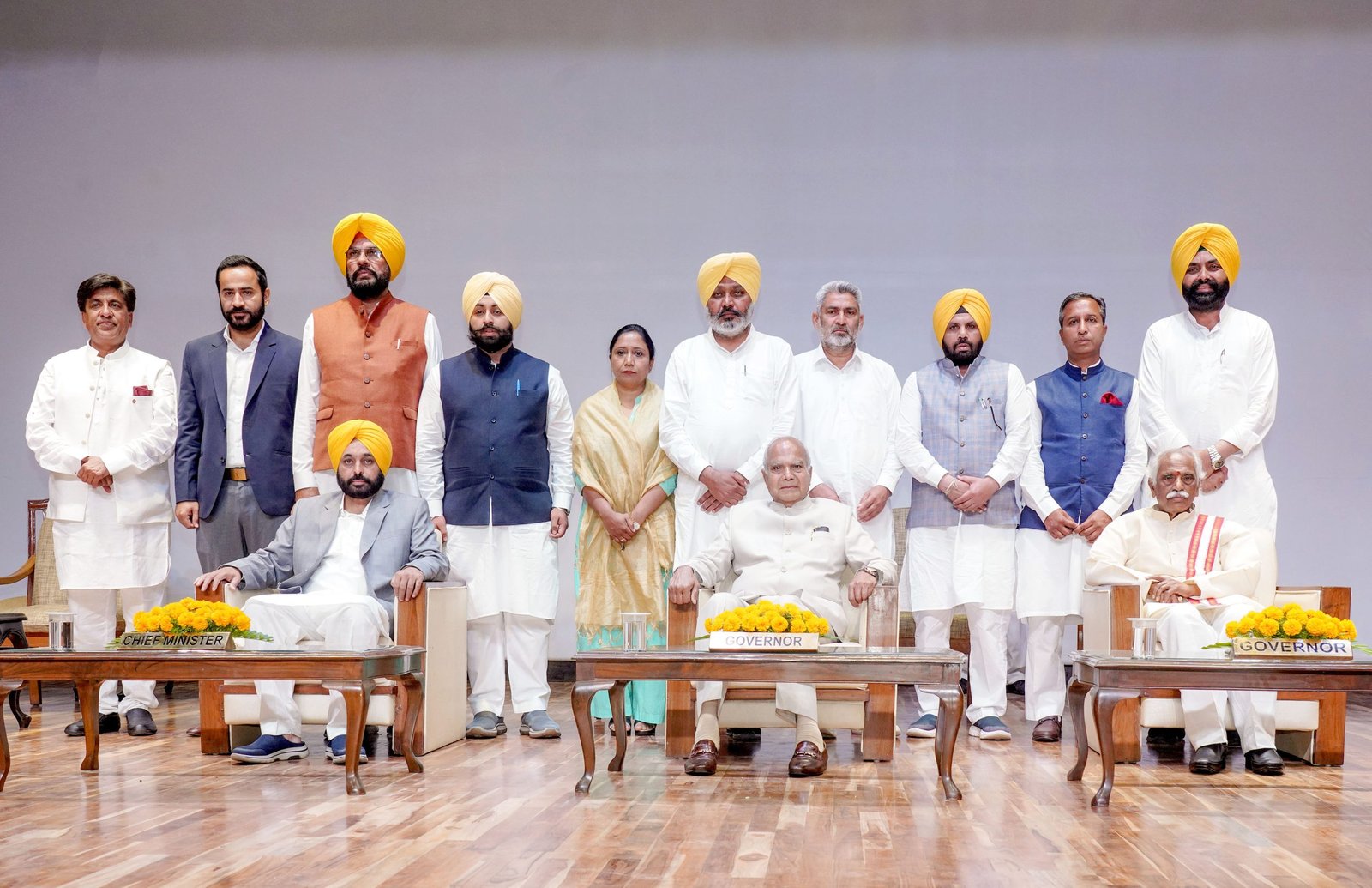 पंजाब के राज्यपाल ने भगवंत मान का नेतृत्व वाले मंत्रीमंडल के 10 मंत्रियों को पद की शपथ दिलाई