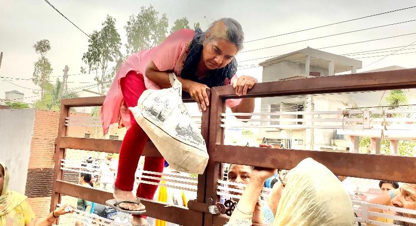 पैंशन दफ्तर के अफसरों का कहना है कि फैमिली आईडी में 60 वर्ष होना अनिवार्य है