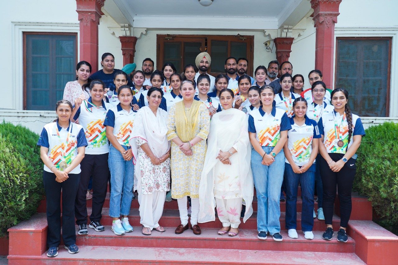 बीबा जय इंदर कौर ने पंजाबी यूनिवर्सिटी के स्पोर्ट्स मेडल विजयी खिलाड़ियों के साथ मोती बाग पैलेस में चाय पर की चर्चा