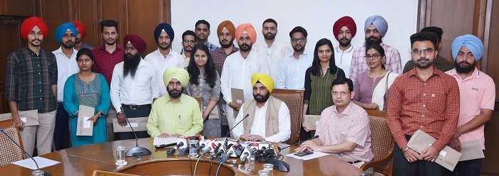 PWD MINISTER HANDS OVER JOB LETTERS TO 22 SDES