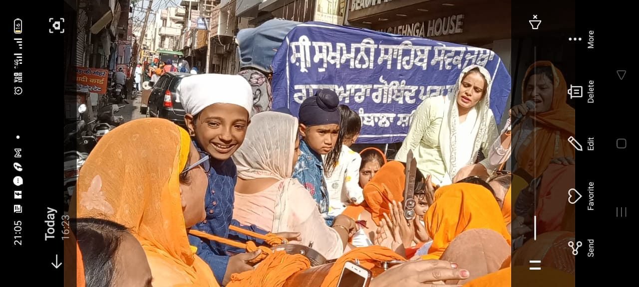 गुरु अर्जुन देव जी के शहीदी पर्व पर संगत ने नगर कीर्तन में लिया भाग