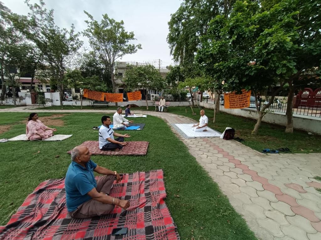 योग दिवस पर गीता गोपाल पार्क में रिटायर्ड शिक्षकों ने किया सामुहिक योग