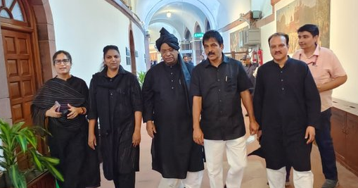 ਮਹਿੰਗਾਈ ਅਤੇ ਬੇਰੁਜ਼ਗਾਰੀ ਦੇ ਵਿਰੋਧ ‘ਚ ਕਾਂਗਰਸ ਦੇ ਸੰਸਦ ਮੈਂਬਰਾਂ ਨੇ ਸੰਸਦ ‘ਚ ਪਾਏ ਕਾਲੇ ਕੱਪੜੇ