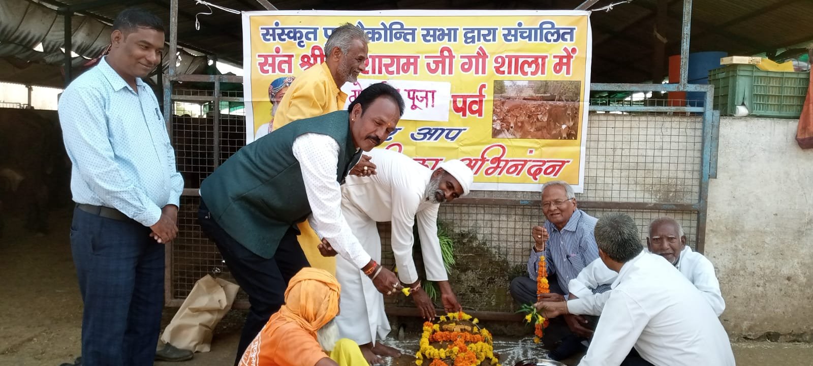 संत श्री आशारामजी गौशाला खजरी में हुई गोवर्धन पूजा