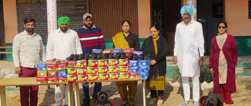 ਯੂਥ ਅਕਾਲੀ ਆਗੂ ਸੁਦਾਗਰ ਸਿੰਘ ਹੁਸ਼ਿਆਰਪੁਰ ਨੇ ਲੋੜਵੰਦ ਬੱਚਿਆਂ ਨੂੰ ਸਰਦੀ ਦੇ ਮੌਸਮ ਦੇ ਮੱਦੇਨਜ਼ਰ ਬੂਟ ਵੰਡੇ