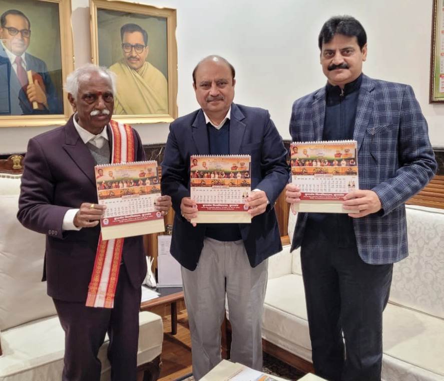 हरियाणा के राज्यपाल बंडारू दत्तात्रेय ने शुक्रवार को नववर्ष के अवसर पर कुरूक्षेत्र विश्वविद्यालय का वार्षिक कैलेंडर जारी किया। इस मौके पर राज्यपाल ने कुरूक्षेत्र विश्वविद्यालय के कुलपति प्रो0 सोमनाथ सचदेवा के साथ-साथ सभी शिक्षकों, अधिकारियों, विद्यार्थियों व कर्मचारियों को नववर्ष की शुभकामनाएं दी हैं।