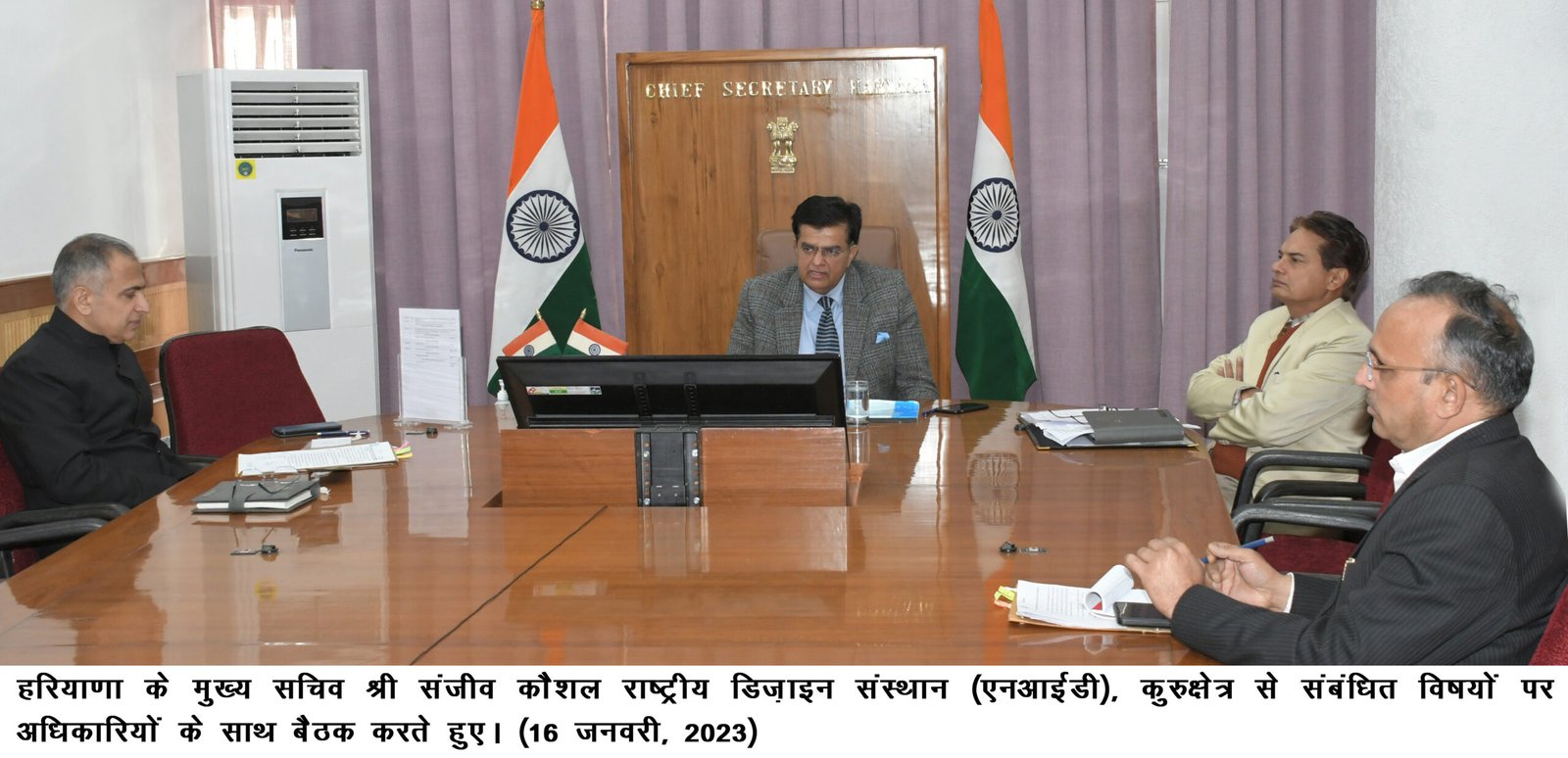 हरियाणा के मुख्य सचिव श्री संजीव कौशल राष्ट्रीय डिज़ाइन संस्थान (एनआईडी), कुरुक्षेत्र से संबंधित विषयों पर अधिकारियों के साथ बैठक करते हुए