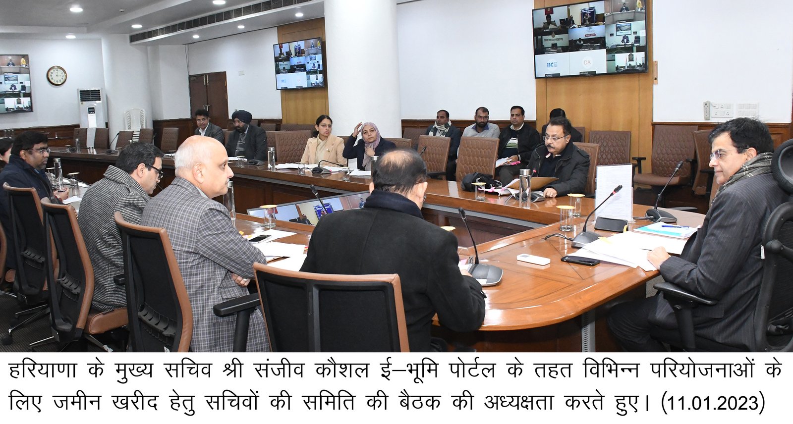 हरियाणा के मुख्य सचिव श्री संजीव कौशल ई-भूमि पोर्टल के तहत विभिन्न परियोजनाओं के लिए जमीन खरीद हेतु सचिवों की समिति की बैठक की अध्यक्षता करते हुए।
