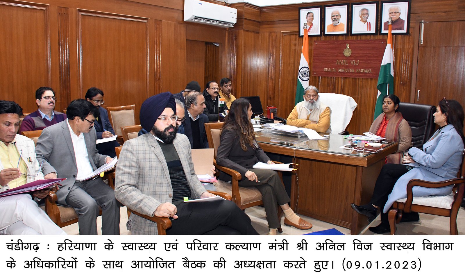 हरियाणा के स्वास्थ्य एवं परिवार कल्याण मंत्री श्री अनिल विज स्वास्थ्य विभाग के अधिकारियों के साथ आयोजित बैठक की अध्यक्षता करते हुए।