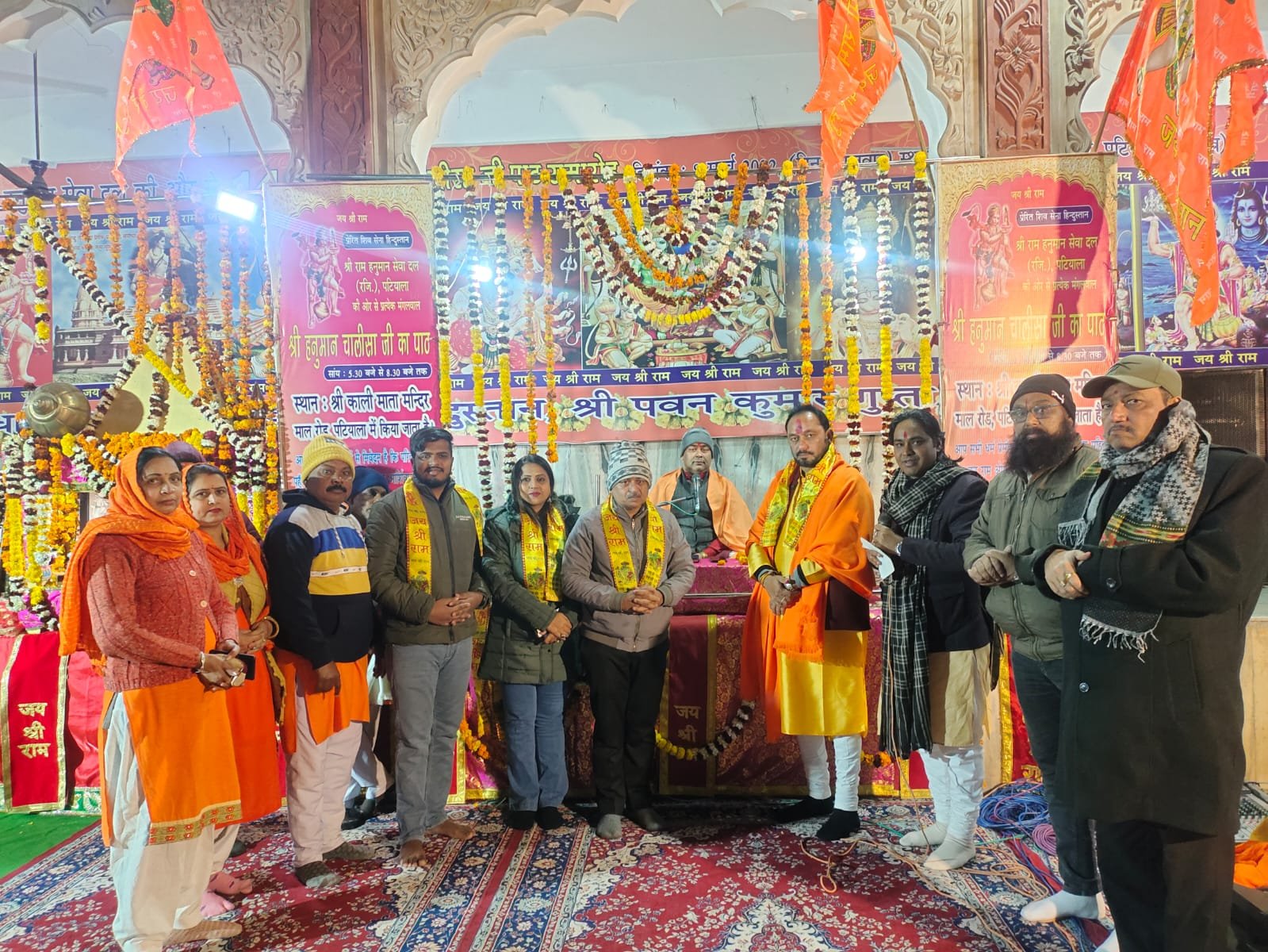 शिव सेना हिंदुस्तान की धार्मिक शाखा श्री राम हनुमान सेवा दल की ओर से श्री सनातन धर्म प्रचार प्रसार हेतु श्री हनुमान चालीसा का पाठ प्रत्येक मंगलवार की भांति इस मंगलवार को भी श्री हनुमान चालीसा का पाठ बड़े ही श्रद्धा भाव से व्यासपीठ पर विराजमान व्यासपीठ पर विराजमान प्रसिद्ध कथा