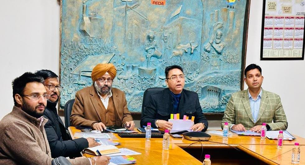 अमन अरोड़ा द्वारा सरकारी इमारतों पर सोलर पैनल लगाने के लिए एन. ओ. सी. जारी करने की प्रक्रिया तेज करने के निर्देश, नवीन और नवीकरणीय ऊर्जा स्रोत मंत्री द्वारा इस वातावरण अनुकूल प्रोजैक्ट की समीक्षा के लिए सभी विभागों के मुखियों के साथ वीडियो कान्फ्ऱेंस,  यह कदम बिजली सैक्टर को कार्बन रहित बनाने के इलावा विभागों के बिजली ख़र्च को घटाऐगा