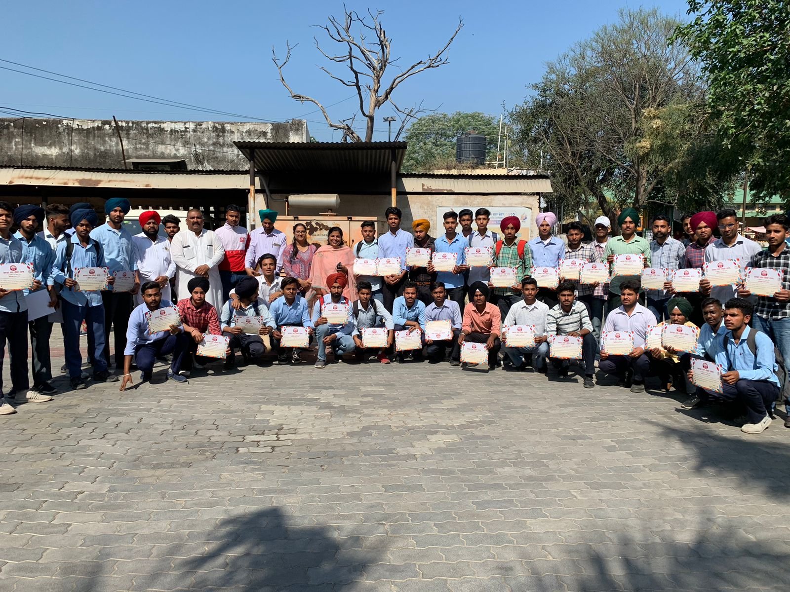 ऐ डी सी  विकास ईशा सिंगल ने शिल्प मेले के दौरान स्वयंसेवी सेवाएं प्रदान करने वाले विद्यार्थियों को सम्मानित किया।