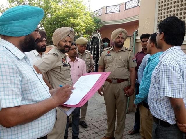 हथियारबंद बदमाशों ने बंदूक की नोक पर लूटे 12 लाख रुपये