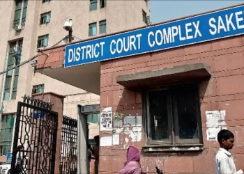 दिल्ली के साकेत कोर्ट के बाहर महिला को गोली मारी