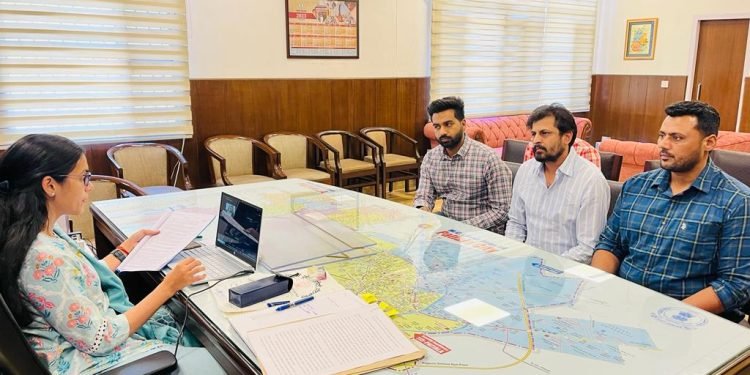बरसात में बाढ़ से बचाव के लिए उपायुक्त ने की समीक्षा बैठक