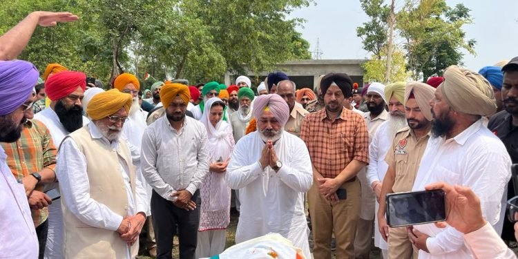 CM भगवंत मान की ओर से मंत्री चेतन सिंह जोड़माजरा ने शहीद सहजपाल सिंह को श्रद्धांजलि दी.