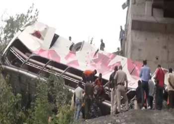 अमृतसर से कटरा जा रही श्रद्धालुओं से भरी बस पुल से नीचे गिरी