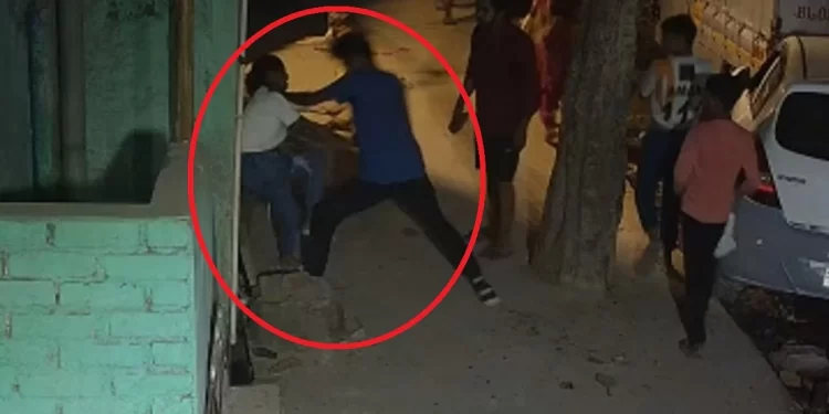 Breaking News: 16 साल की लड़की को पत्थर से कुचलकर मार डाला