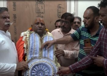 जगद्गुरु पंचानंद गिरि महाराज के देहांत के बाद उनके सगे बड़े भाई शशि भारद्वाज शंकरानंद गिरि ने बीर जी शमशान घाट पर शेर ए हिंद पवन कुमार शर्मा की समाधि पर टेका मत्था, लिया आर्शीवाद