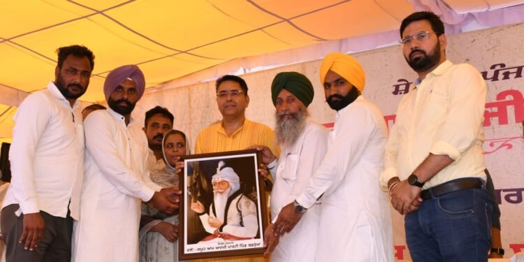कैबिनेट मंत्री अमन अरोड़ा द्वारा गांव बडरुखां में राज्य स्तरीय समारोह के दौरान शेर-ए-पंजाब महाराजा रणजीत सिंह को श्रद्धांजलि अर्पित