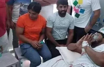 साक्षी मलिक और बजरंग पूनिया ने चंद्रशेखर आजाद से की मुलाकात, हमलावरों की गिरफ्तारी की मांग की