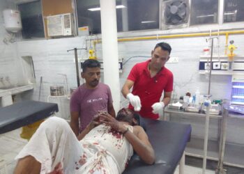 मोटरसाइकिल सवार गहरे गड्ढे में गिरा गंभीर घायल